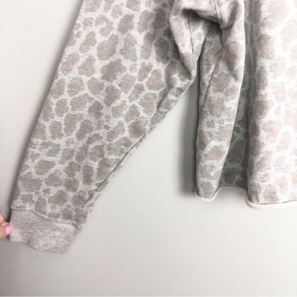 COLSIE | Gray Leopard Animal Print Cropped Loungewear Sweatshirt Women’s Size XL - Picture 5 of 9